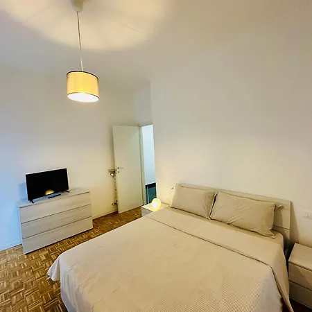 3 Bedrooms, Balcony 10 Min Historic Center Cenova