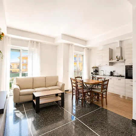 3 Bedrooms, Balcony 10 Min Historic Center