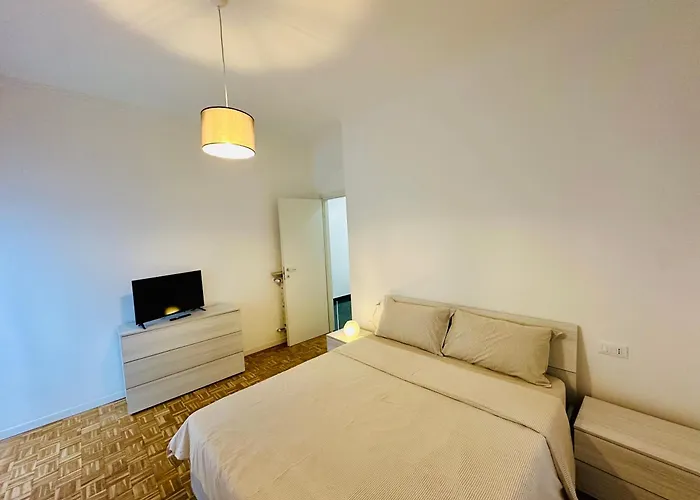 3 Bedrooms, Balcony 10 Min Historic Center Cenova