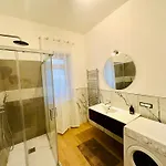 3 Bedrooms, Balcony 10 Min Historic Center Apartman Genova