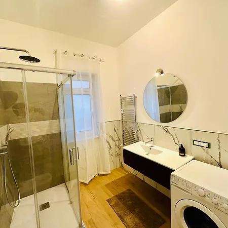 3 Bedrooms, Balcony 10 Min Historic Center Lejlighed Genova